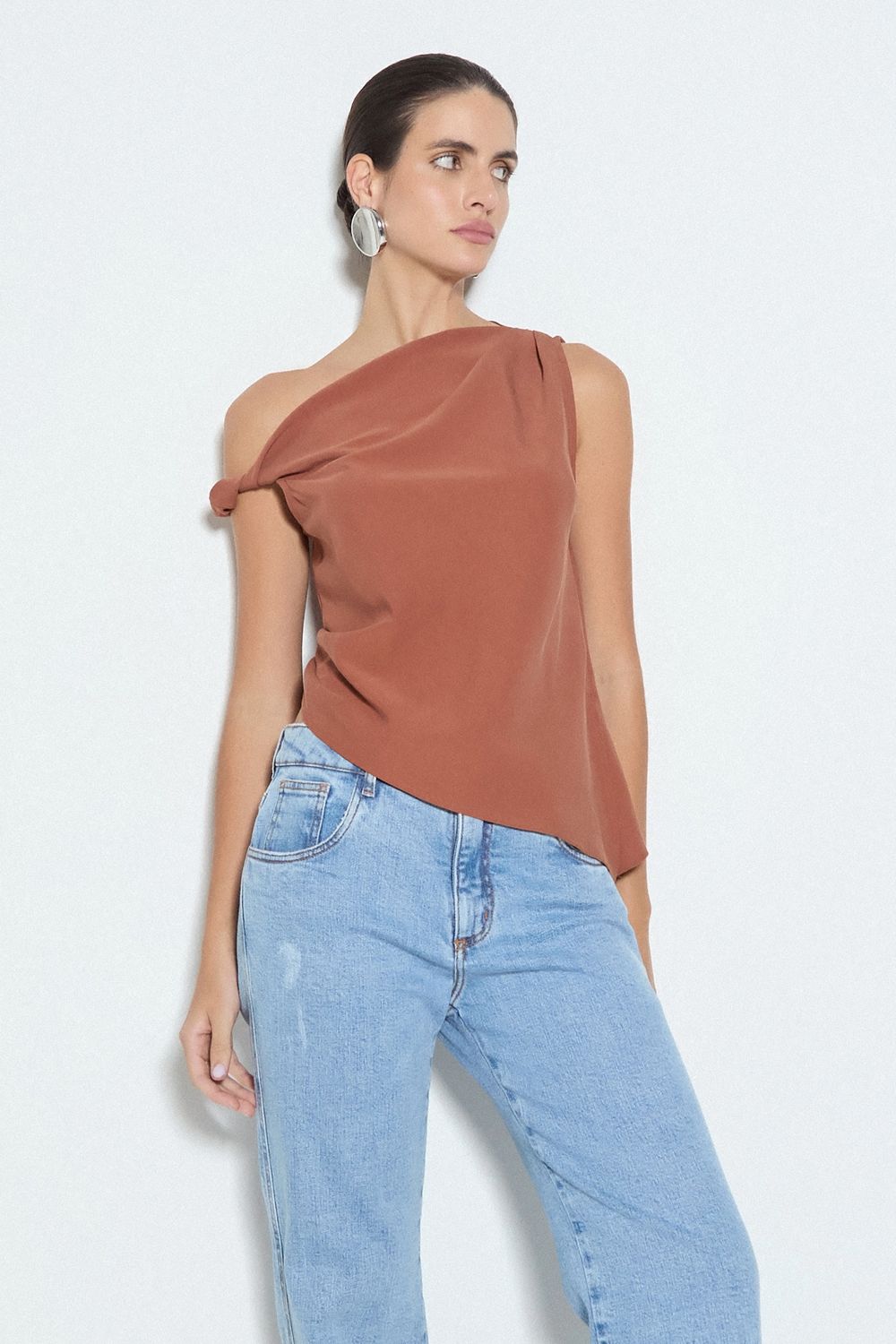 BLUSA UM OMBRO SO COM BARRA ASSIMETRICA E PREGAS LATERAIS